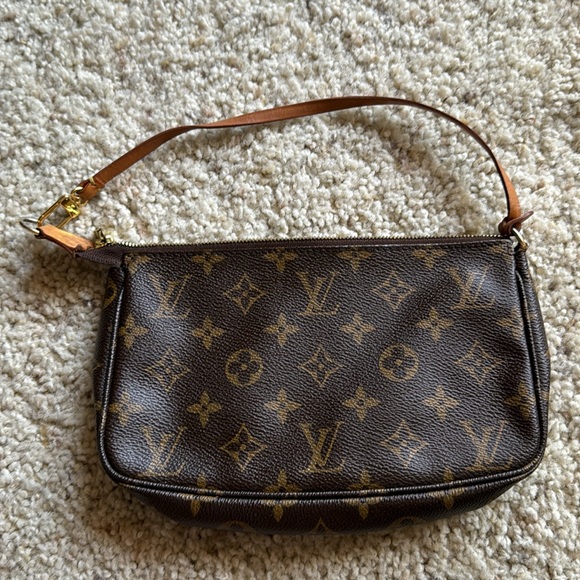 Classic Louis Vuitton Monogram Pochette - Picture 7 of 12